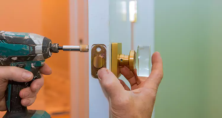 Broken Door Knob Fix in Town 'n' Country, FL