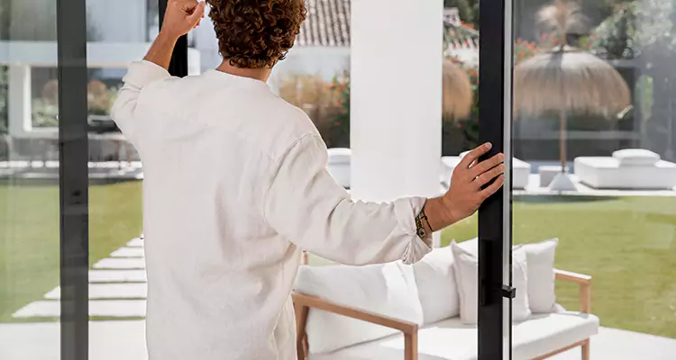 Sliding Screen Door Maintenance for Closing Issues in Town 'n' Country, FL